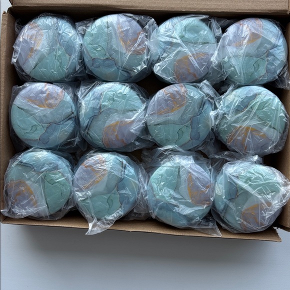 12 pcs assorted 2.2 oz/Metal candle tins with lids - Picture 4 of 4